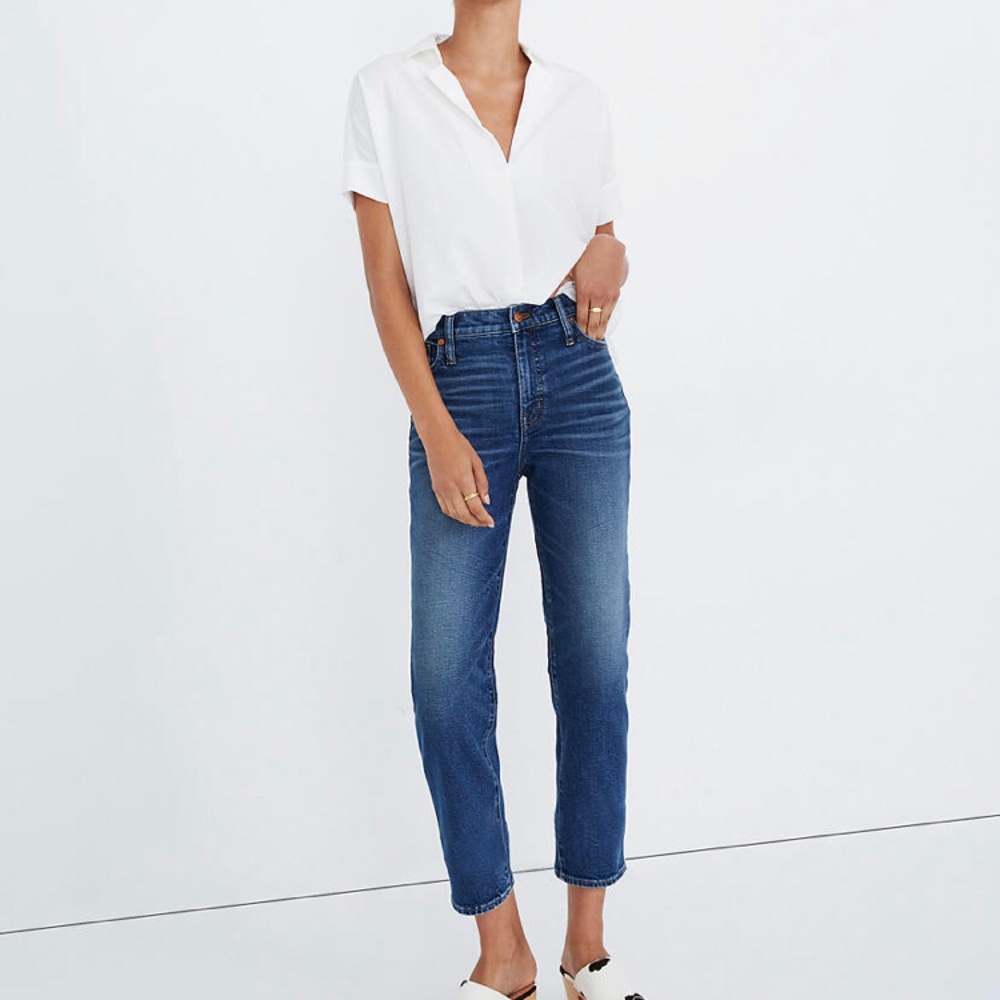 Mid-Rise Classic Straight Jeans in Carsondale Wash